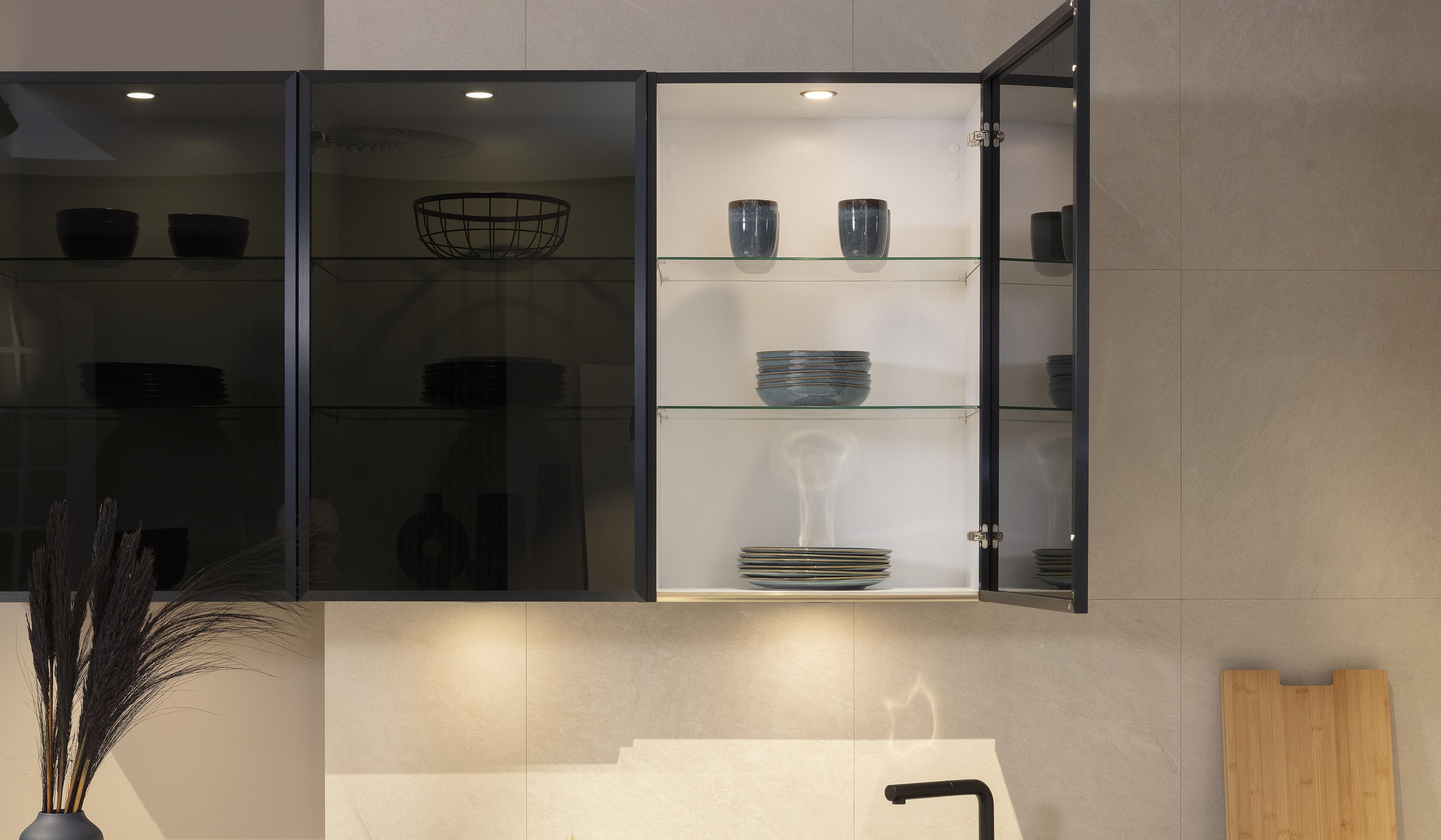 Schwarzglas-Vitrinen-Hängeschränke