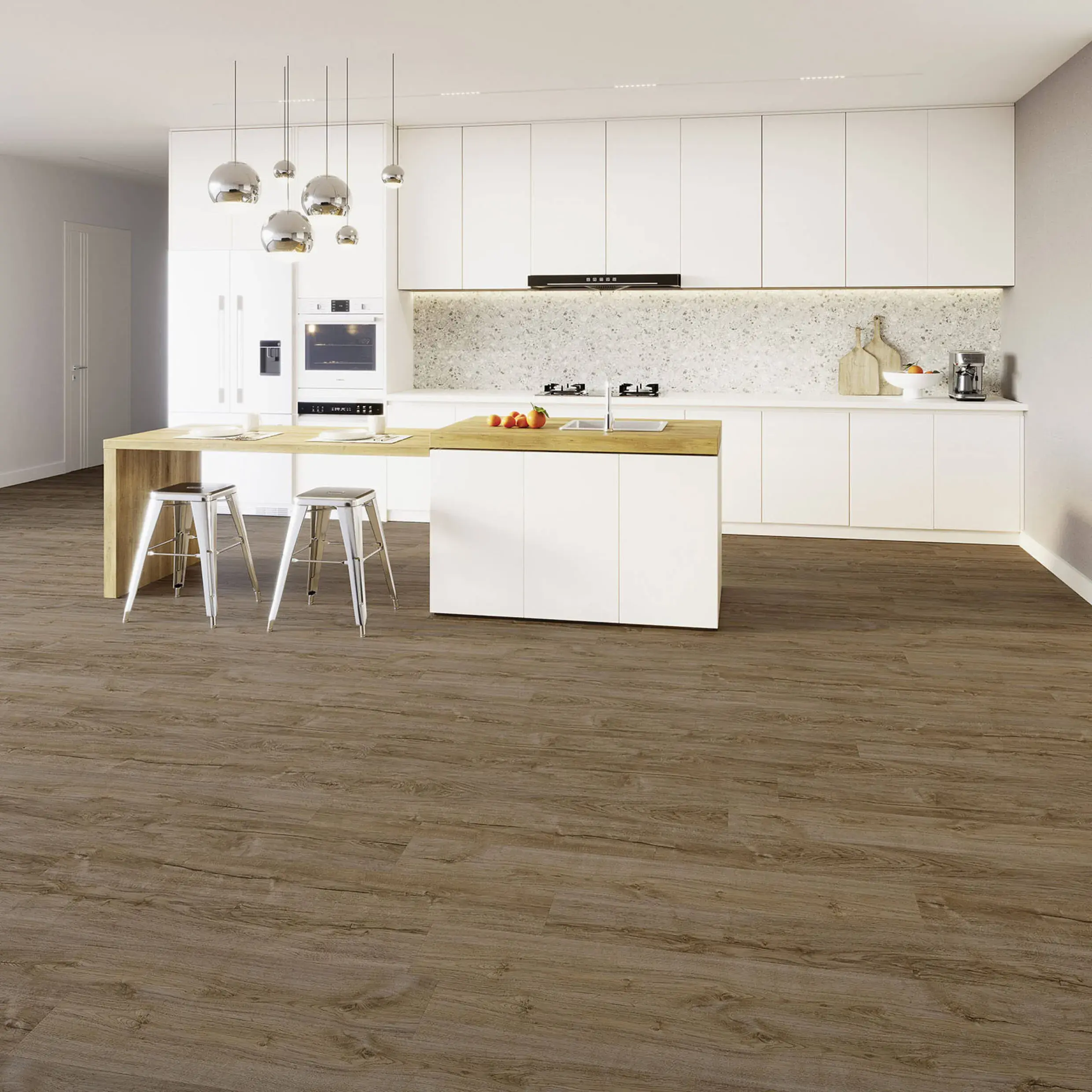 Moderne Küche mit weißem Mobiliar, Holzinsel und Hockern auf dunklem Holzboden.