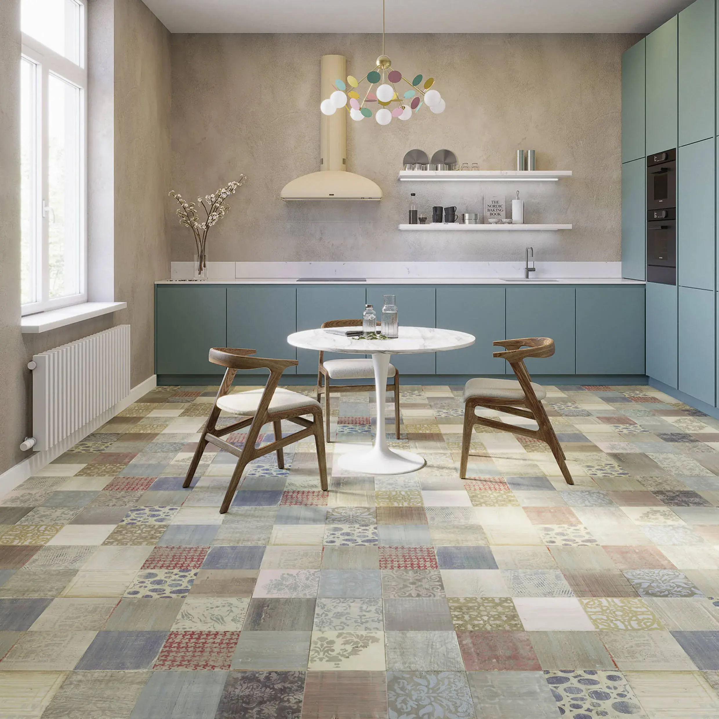Moderne Küche mit buntem Patchwork-Fliesenboden, rundem Tisch und zwei Holzstühlen.