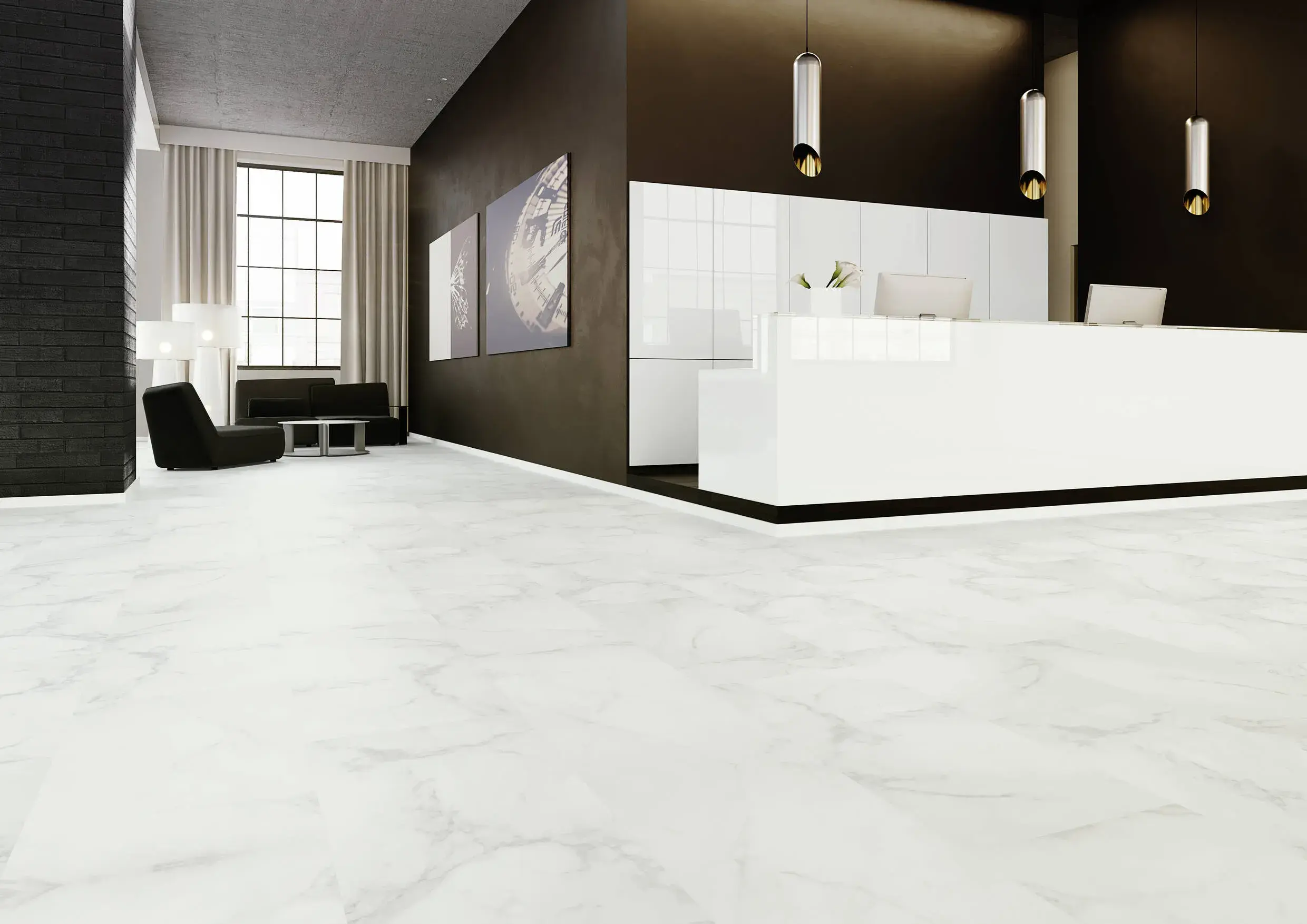 Modernes Hotellobby mit weißem Tresen und Marmorfußboden, Sitzbereich im Hintergrund.
