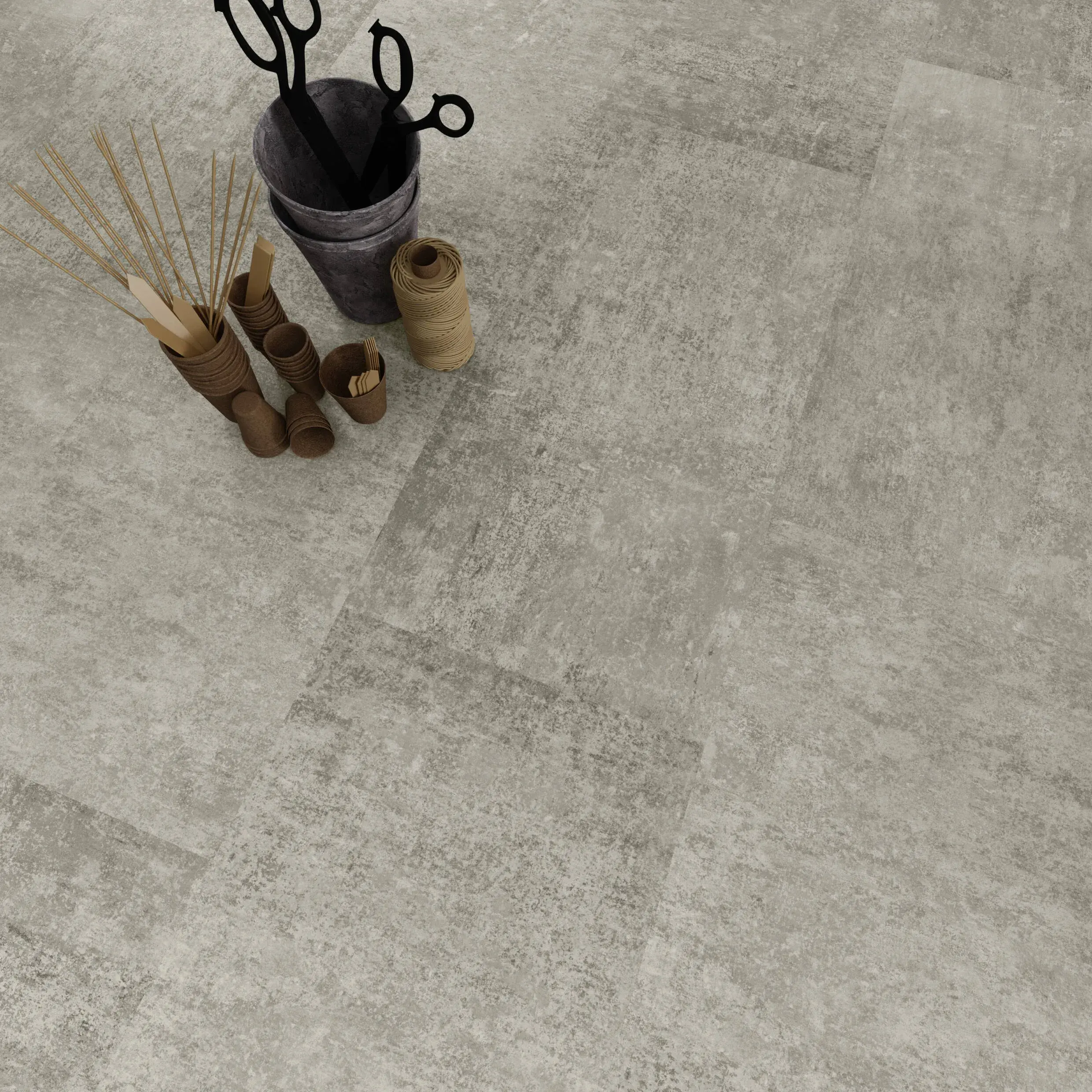 Bastelutensilien und Schere auf grauem Fliesenboden.