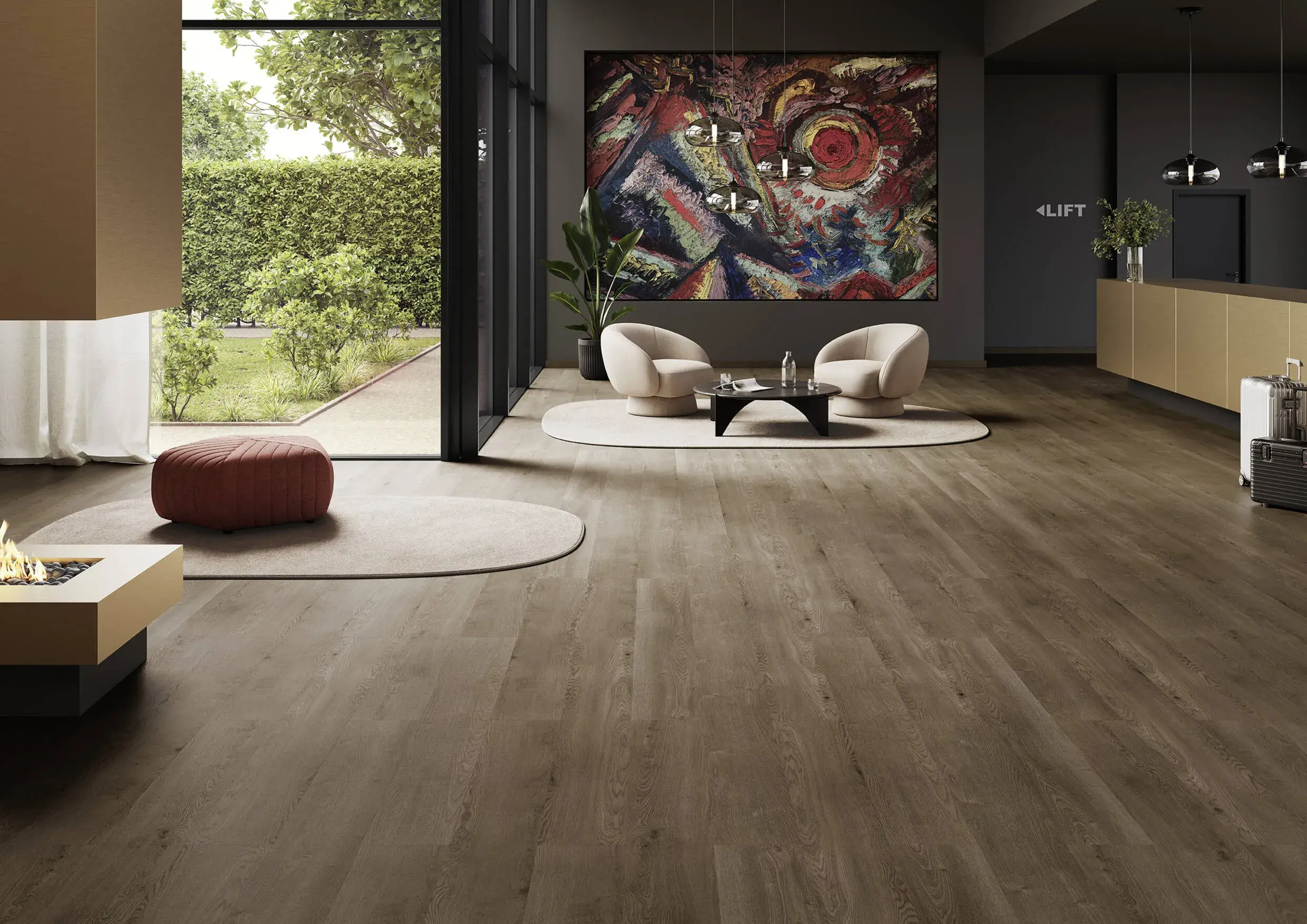 Modernes Wohnzimmer mit großen Fenstern, Holzfußboden und abstraktem Gemälde an der Wand.