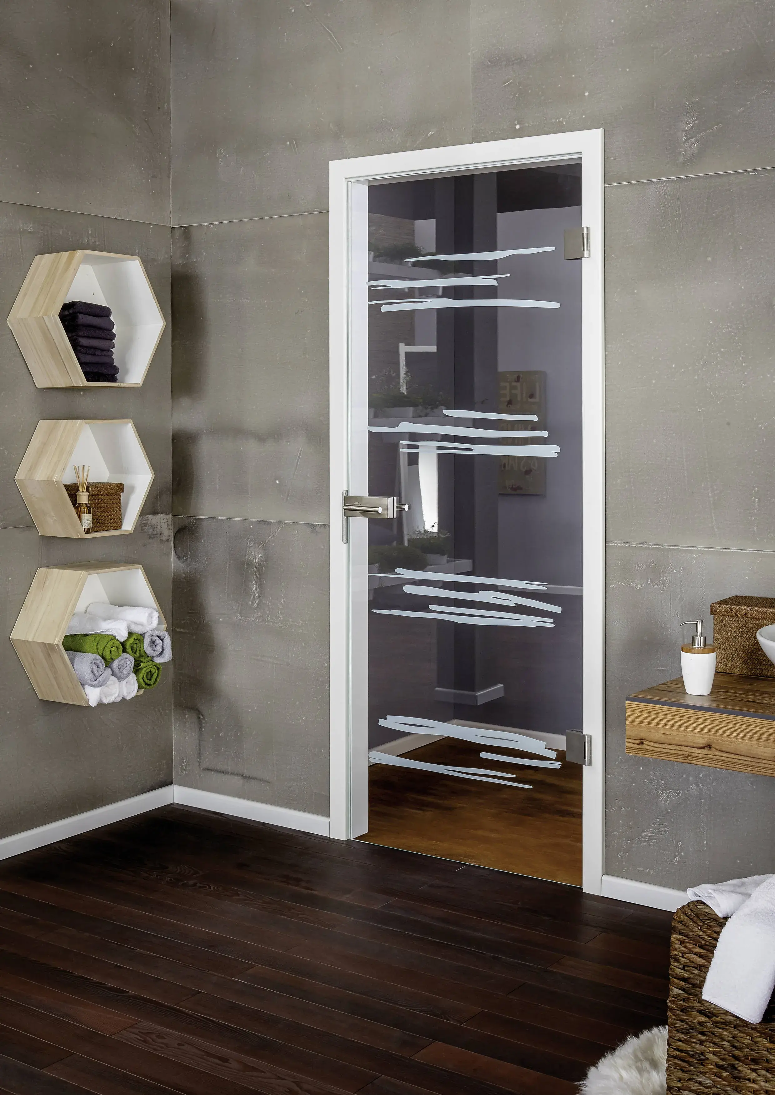 Glastür mit weißem Muster in modernem Raum mit Regalen und dunklem Holzboden.