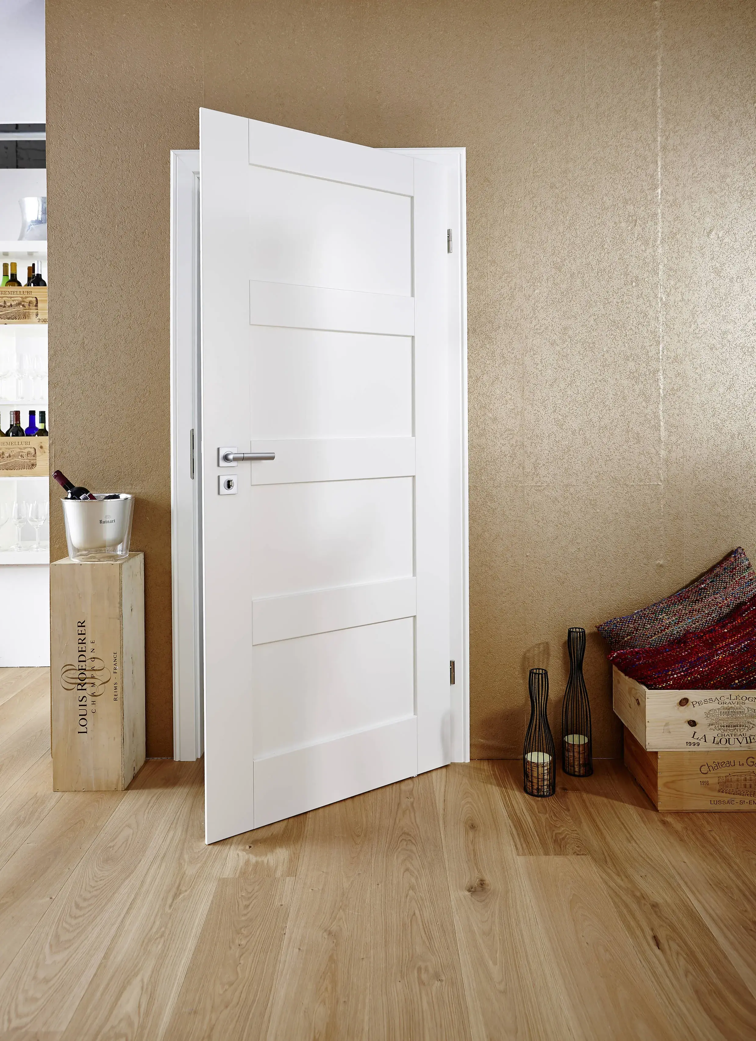 Weiße Innentür, leicht geöffnet, in modernem Wohnzimmer mit Holzfußboden.