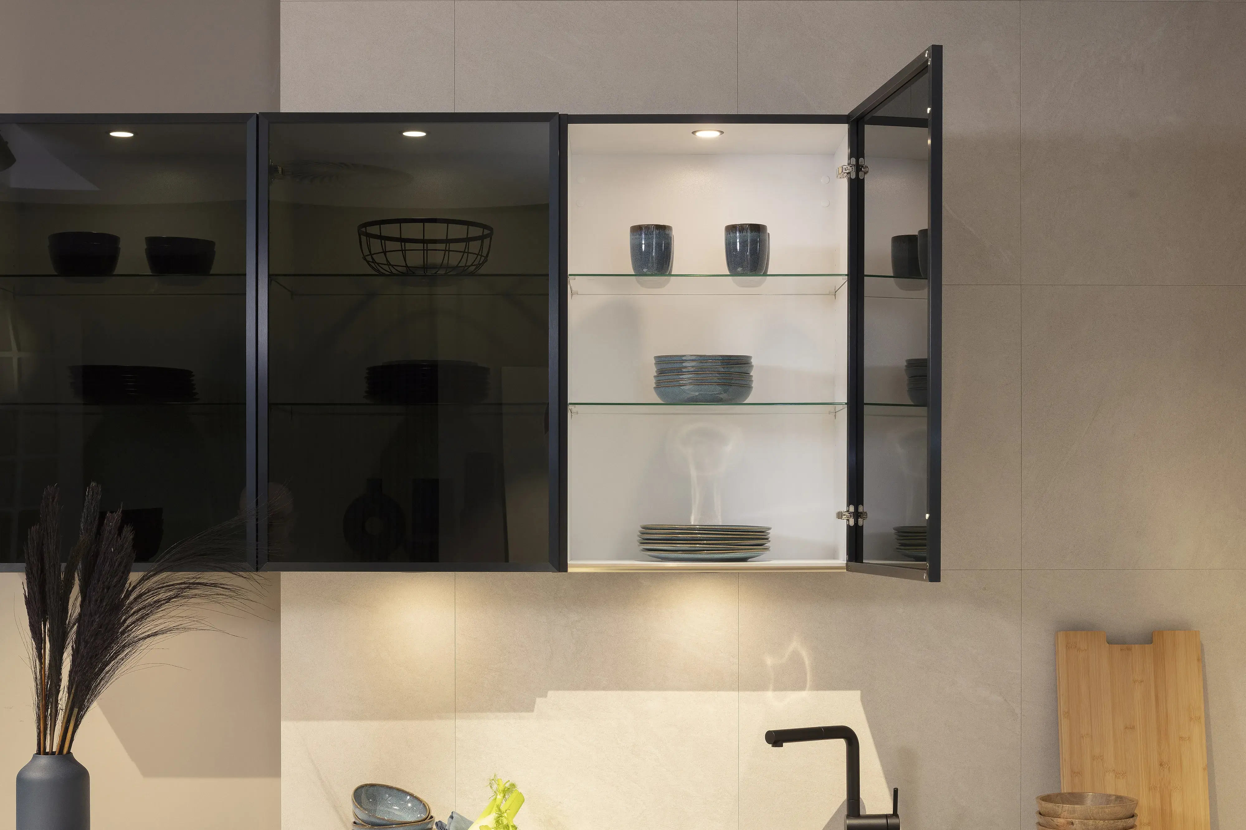 Schwarzglas-Vitrinen-Hängeschränke