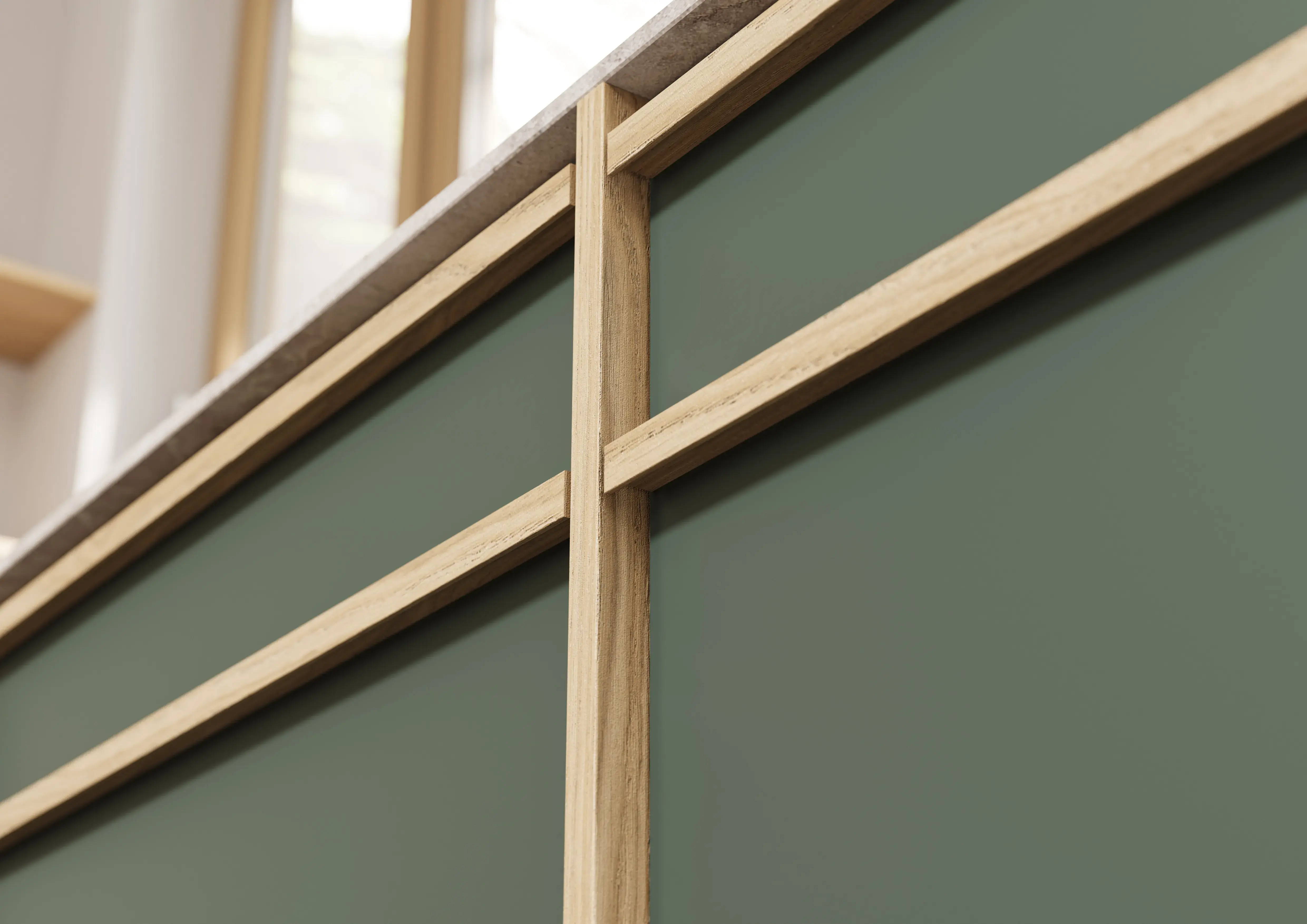 Grüne Holzverkleidung mit hellen Holzleisten in modernem Innenraum.